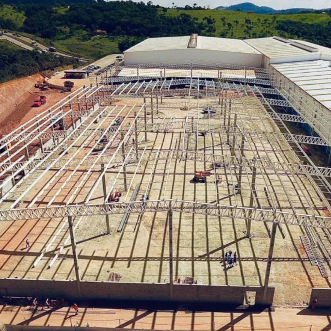 Obra de cobertura de um galpão com 11.100 m2 (incluso marquise) Peso: 102 Ton Cidade: Juatuba Empresa: LR EMPREENDIMENTOS – RELFER EMPRENDIMENTOS